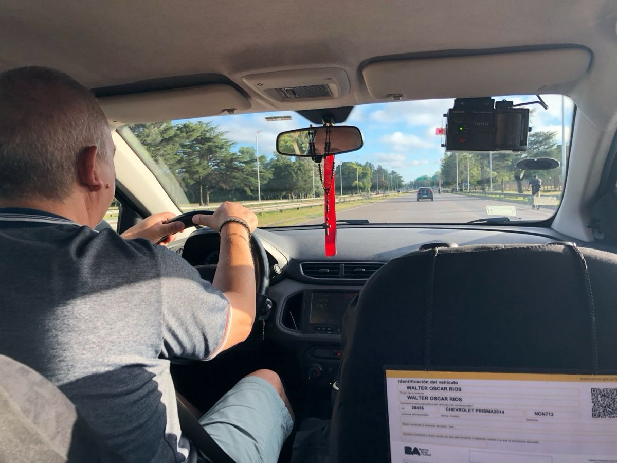 Taxiförare bakom ratten i stadstrafik